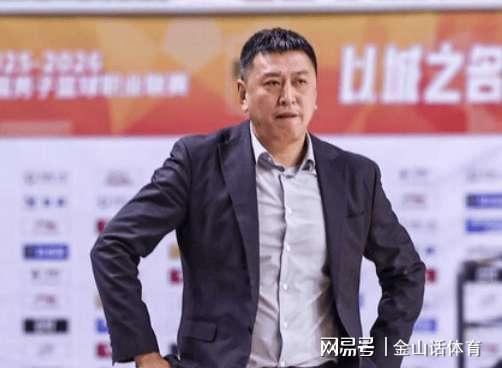 华体会体育官方网站-又输了！45岁少帅，上任后5胜12负，将季后赛球队，带到了倒数第3